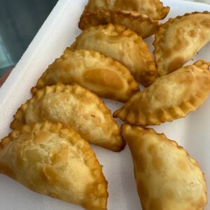 Mini Pastel Assado – Queijo e Frango (Bandeja)