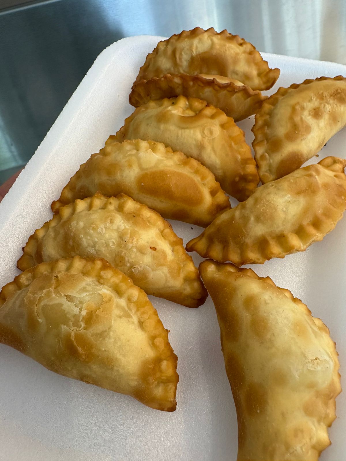 Mini Pastel Assado – Queijo e Frango (Bandeja)